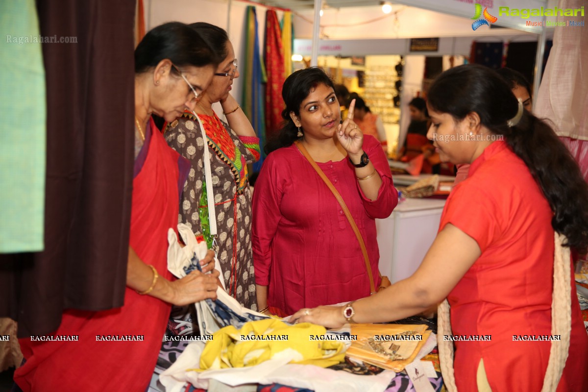 Rraxshmi Tthakur inaugurates Trendz Vivah Exhibition at N Convention, Hyderabad