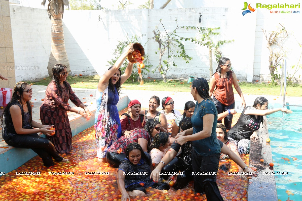 La Tomatina - Bizarre Tomato-Throwing Festival at Green City Farm House