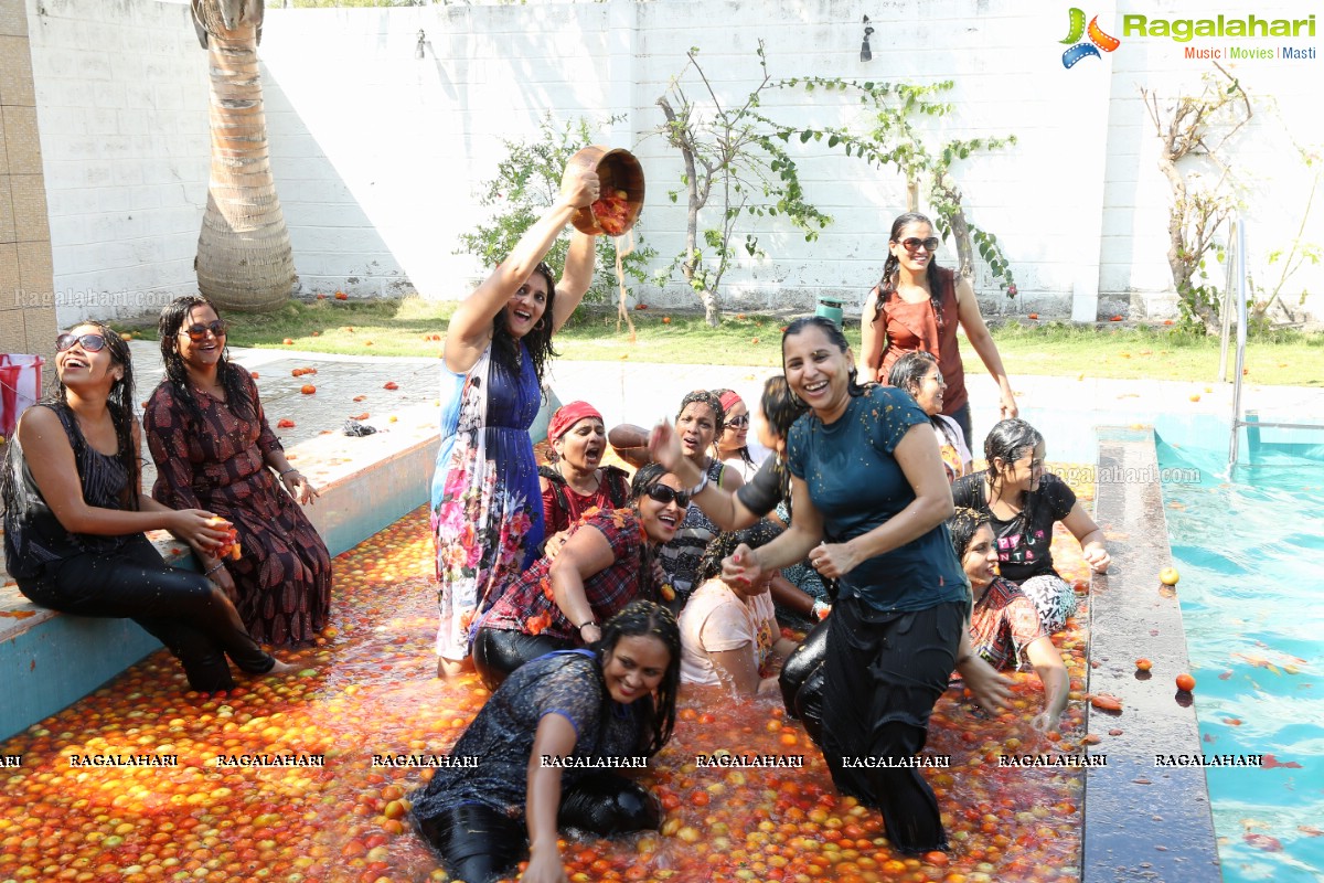 La Tomatina - Bizarre Tomato-Throwing Festival at Green City Farm House