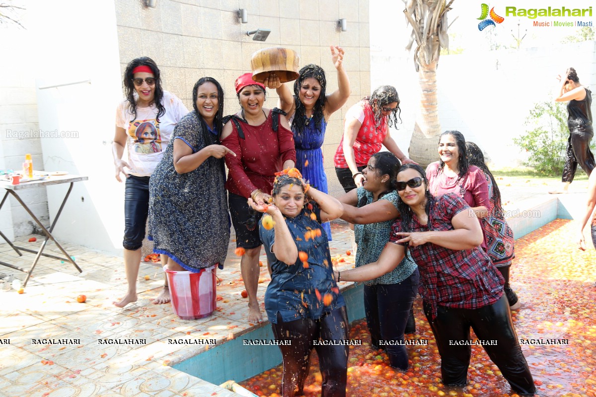 La Tomatina - Bizarre Tomato-Throwing Festival at Green City Farm House