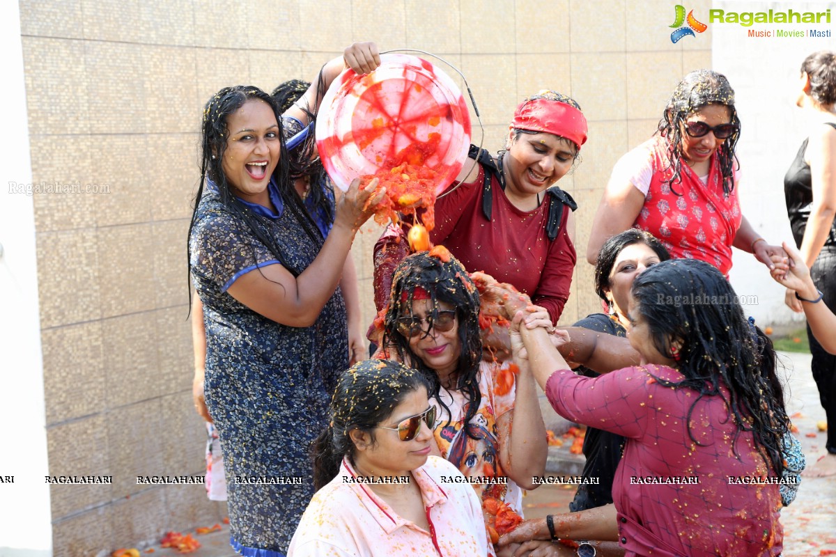 La Tomatina - Bizarre Tomato-Throwing Festival at Green City Farm House