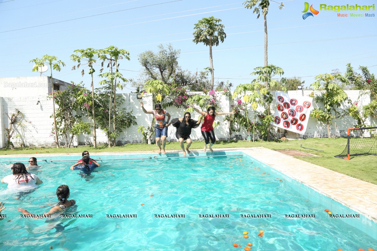 La Tomatina - Bizarre Tomato-Throwing Festival at Green City Farm House