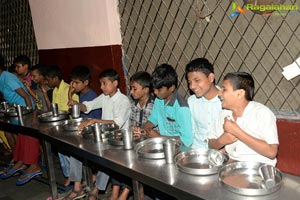 Mahesh and Namrata Offers Lunch for 650 Blind Children