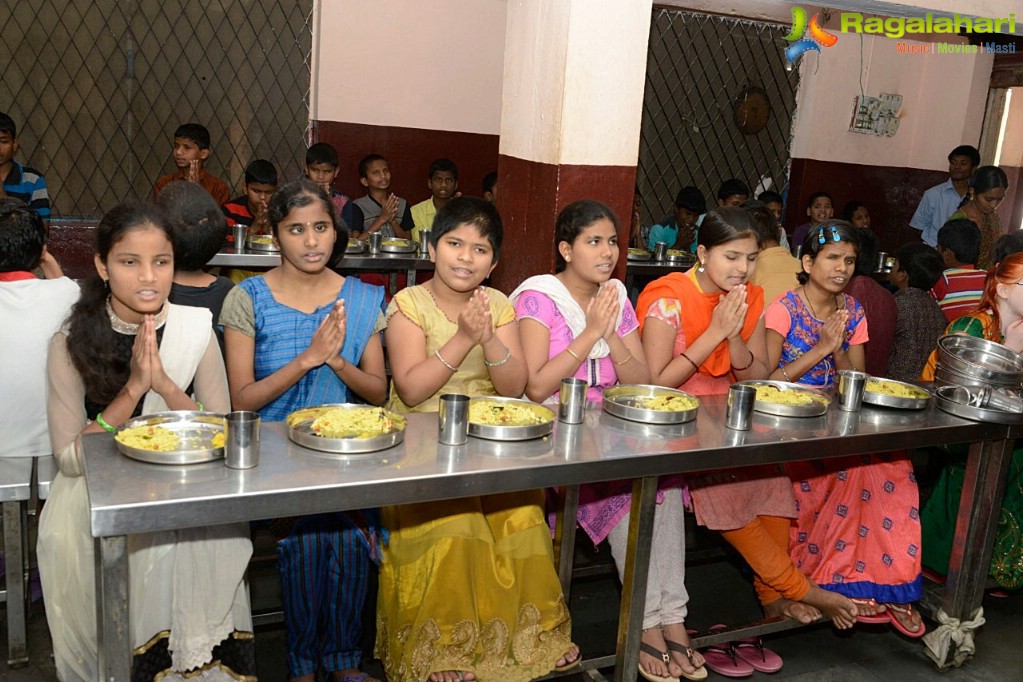 Mahesh and Namrata Offers Lunch for 650 Visually Impaired Students