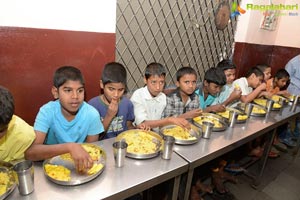 Mahesh and Namrata Offers Lunch for 650 Blind Children