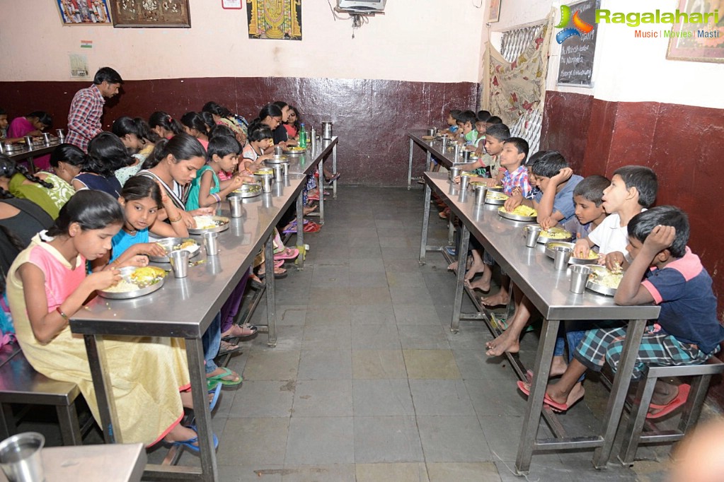 Mahesh and Namrata Offers Lunch for 650 Visually Impaired Students