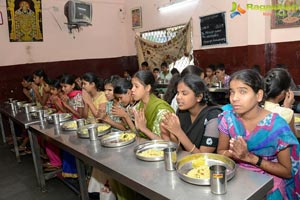 Mahesh and Namrata Offers Lunch for 650 Blind Children