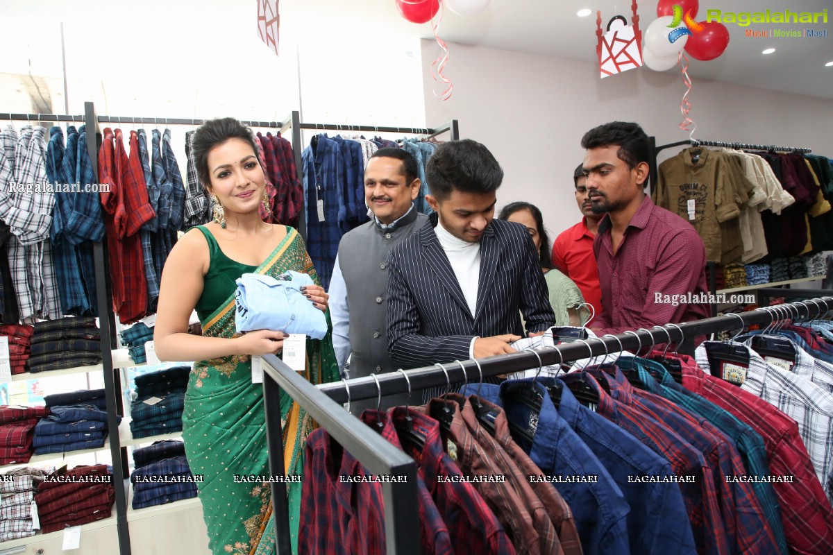 Bazaar Hyderabad Launch by Catherine Tresa at Putlibowli