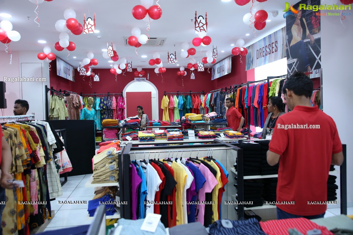 Bazaar Hyderabad Launch by Catherine Tresa at Putlibowli