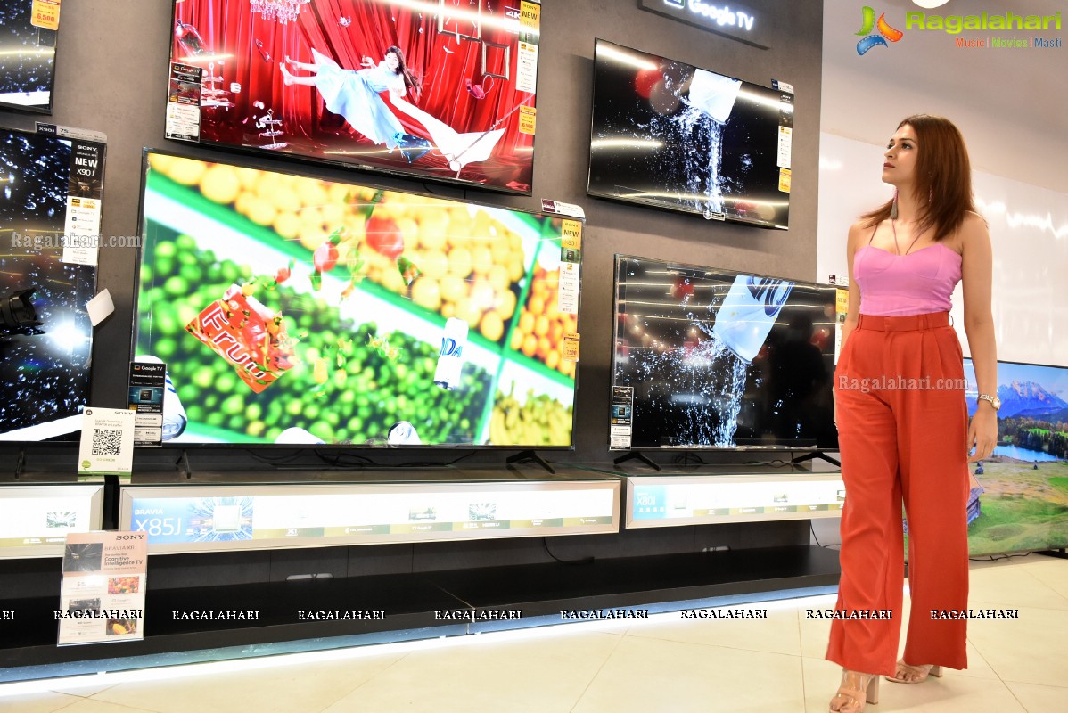 Shraddha Das at Bajaj Electronics 100th Store Launch at Inorbit Mall