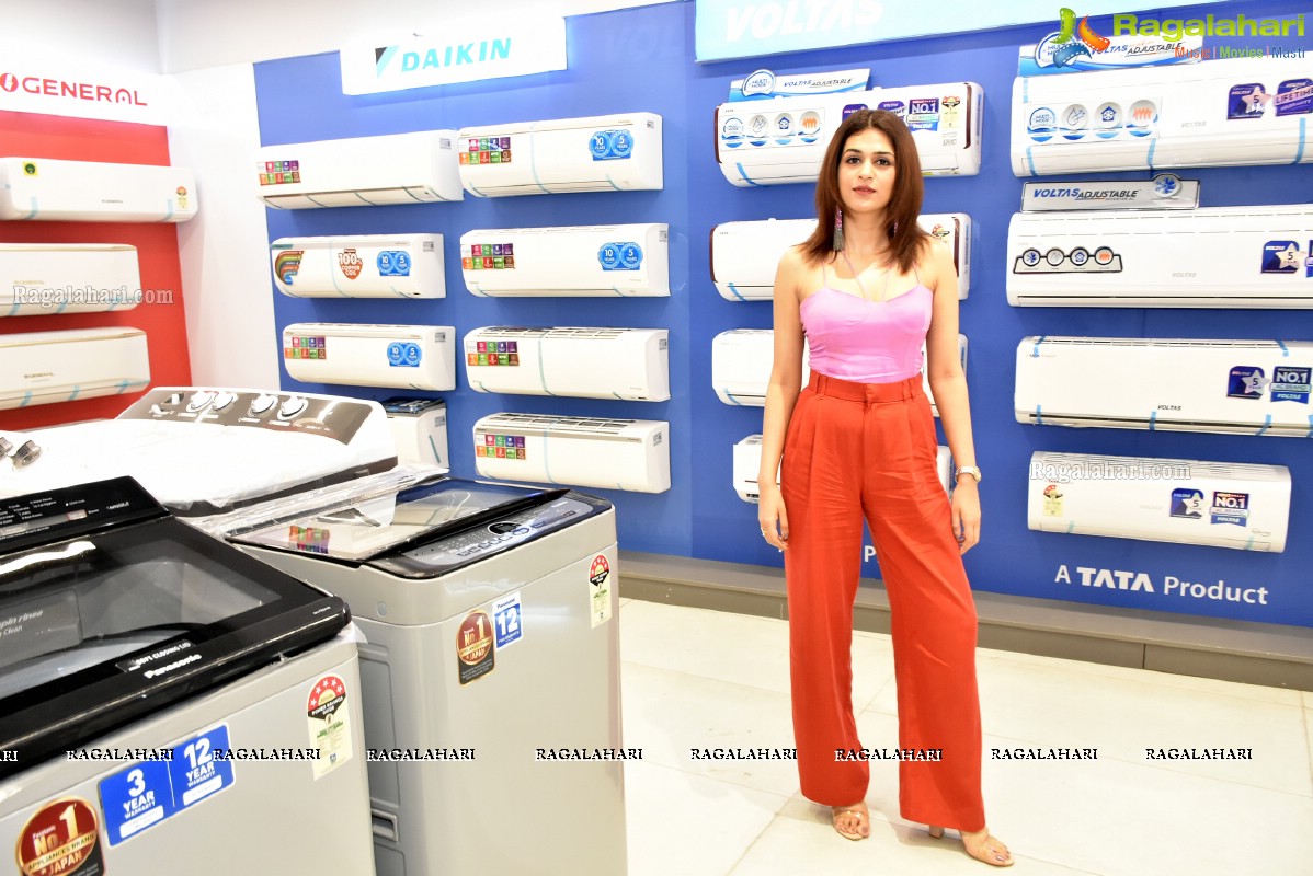 Shraddha Das at Bajaj Electronics 100th Store Launch at Inorbit Mall