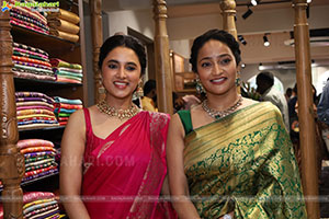 Xiti Weaves: Pattu Cheera collections launch by Priyanka