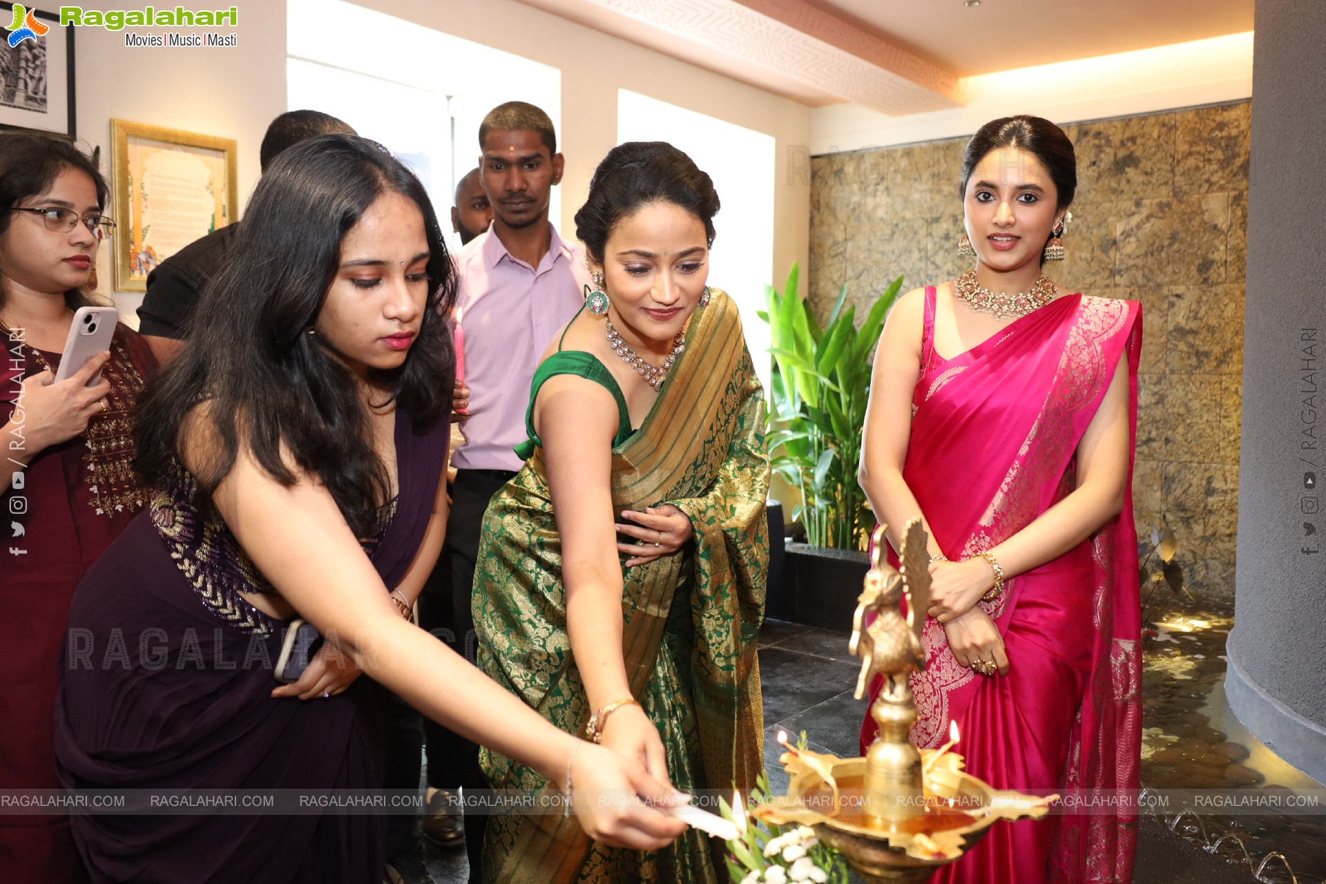 Heroine Priyanka Mohan unveils the Pattu Cheera Collections at Xiti Weaves