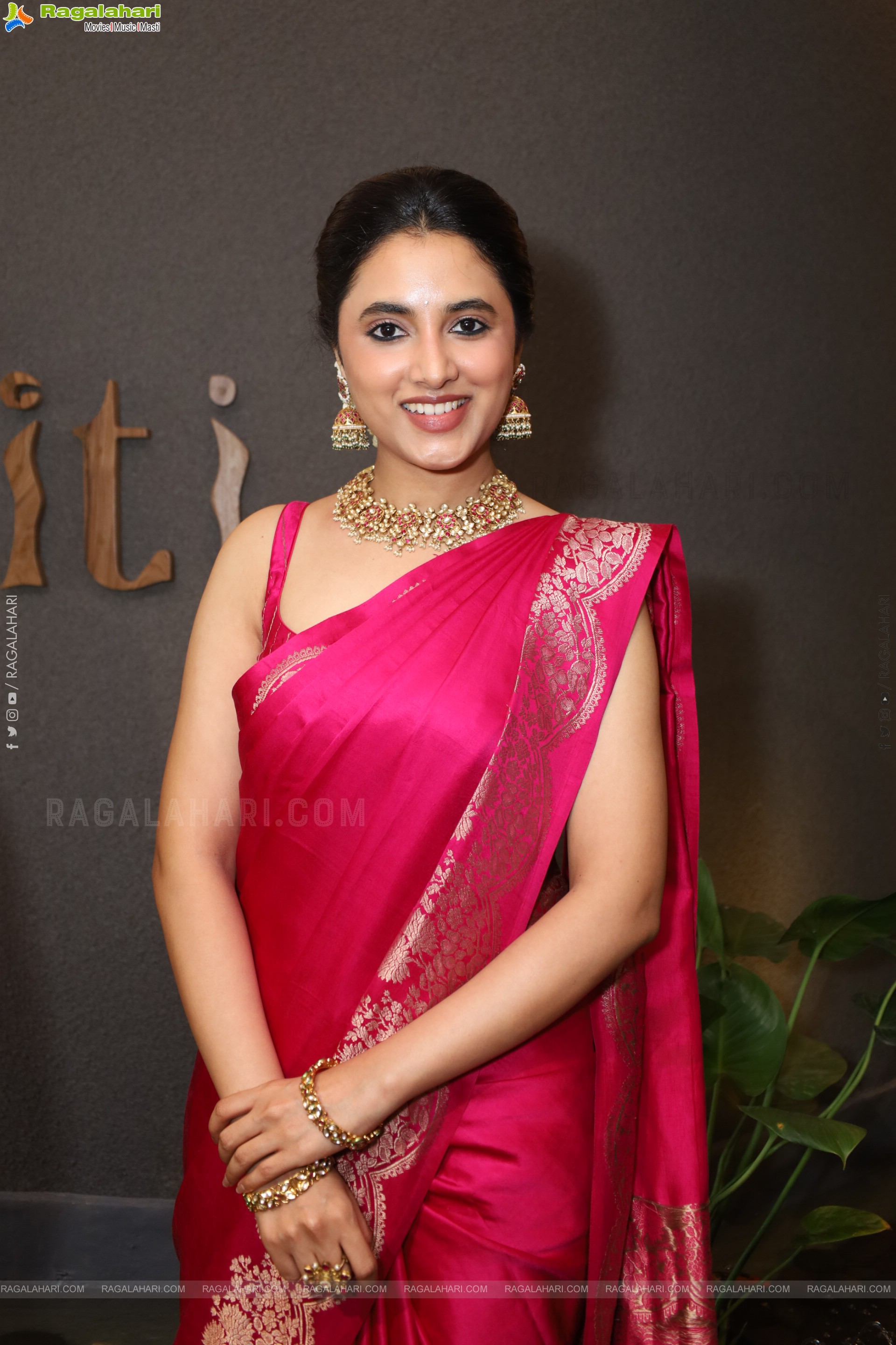 Heroine Priyanka Mohan unveils the Pattu Cheera Collections at Xiti Weaves