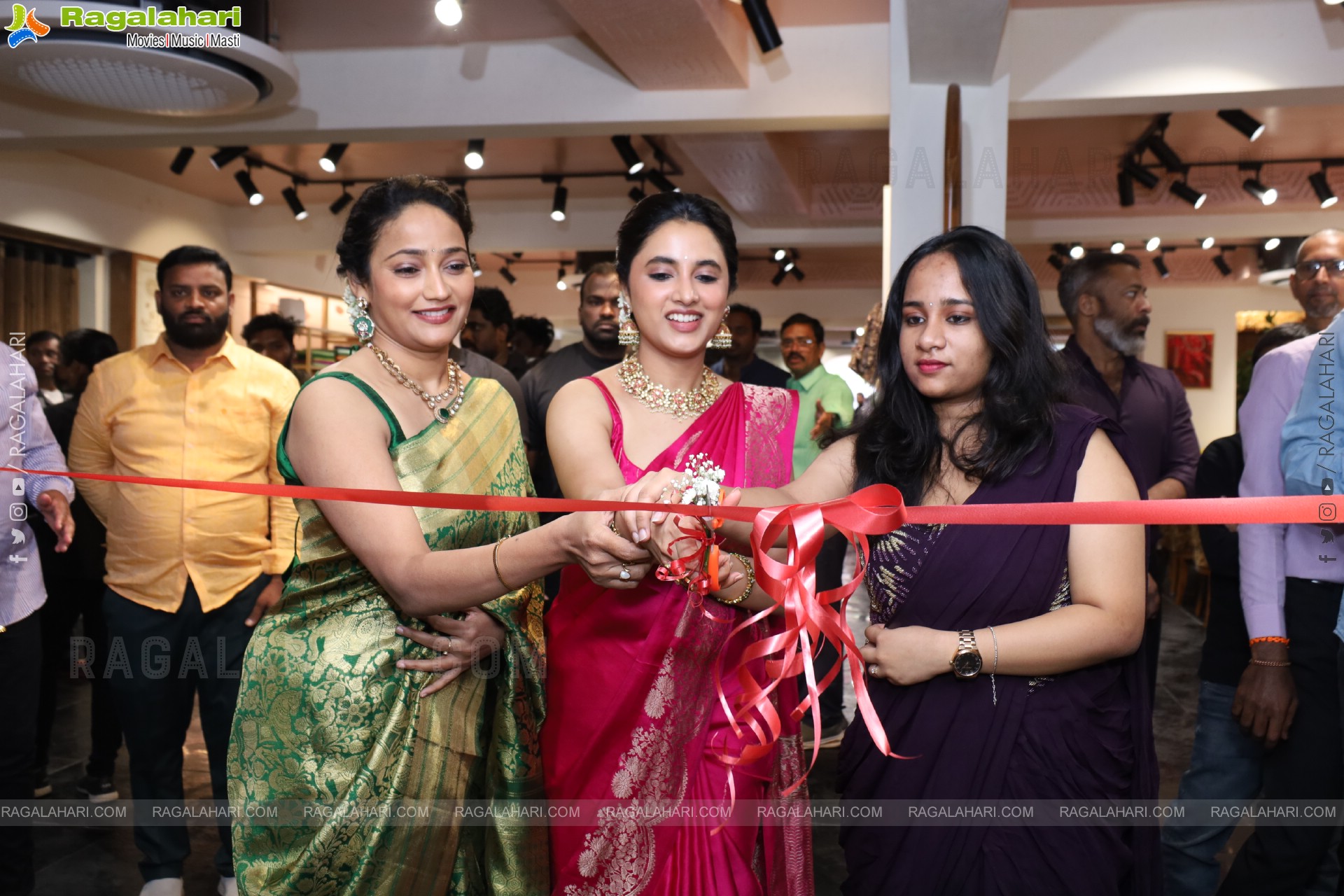 Heroine Priyanka Mohan unveils the Pattu Cheera Collections at Xiti Weaves