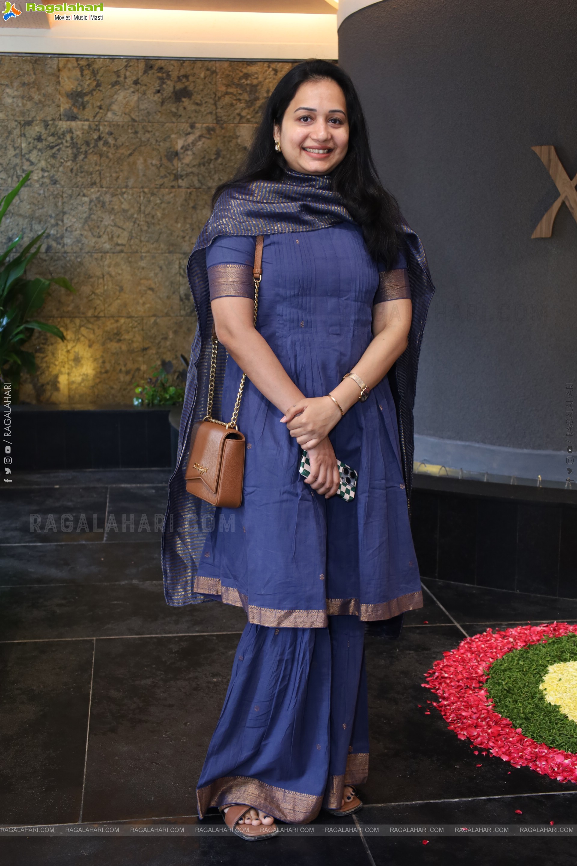 Heroine Priyanka Mohan unveils the Pattu Cheera Collections at Xiti Weaves