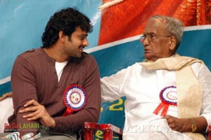 Krishnamraju Felicitated with SV Rangarao Swarnakankanam