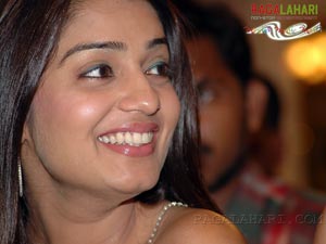 Nikitha @ Santosham 5th Anniversary