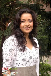 Reema Sen @ Yamagola Sets