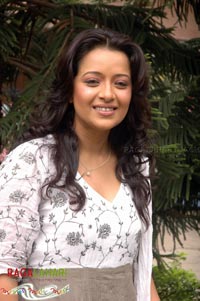 Reema Sen @ Yamagola Sets