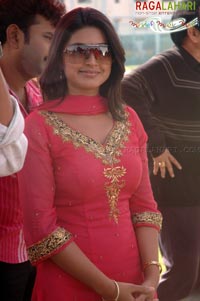 Sneha @ Nee Sukhame Ne Koruthunna Muhurat