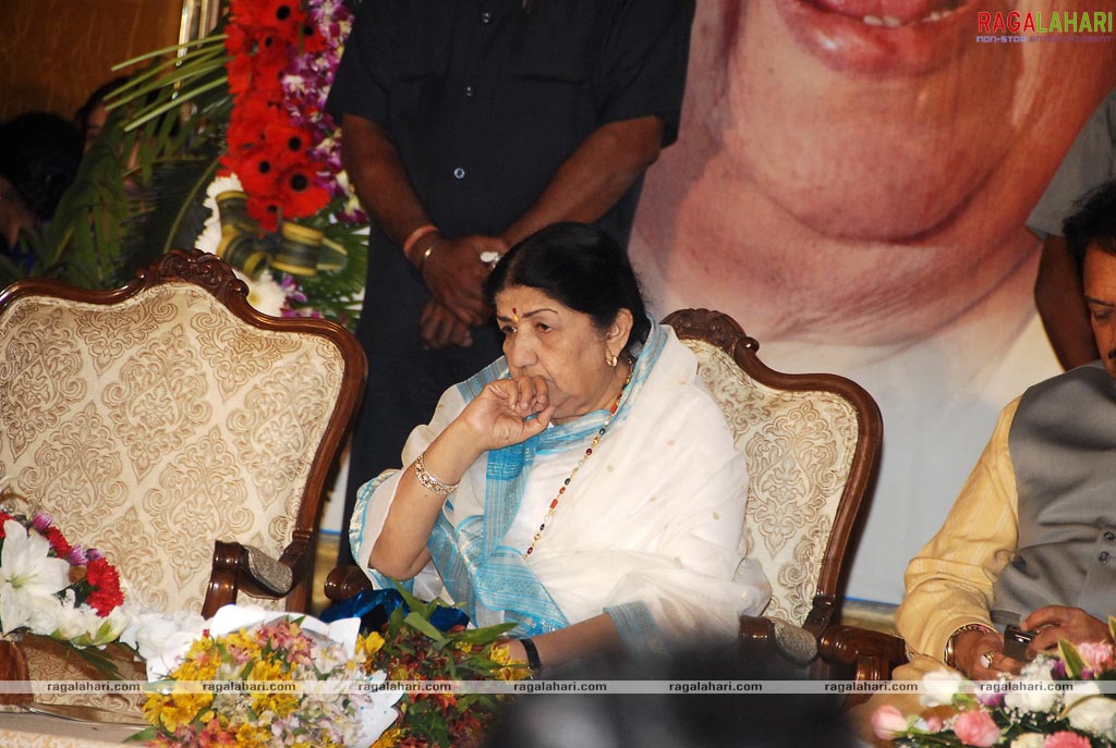 ANR Award 2009 Presented to Lata Mangeshkar