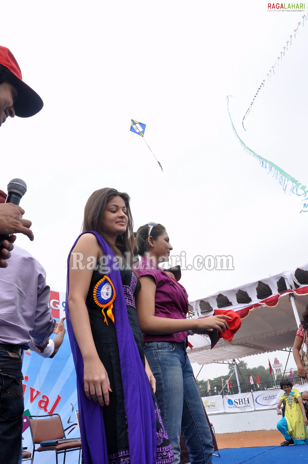 Madhu Shalini & Sneha Ullal at Ashray-Akruti Kite Festival