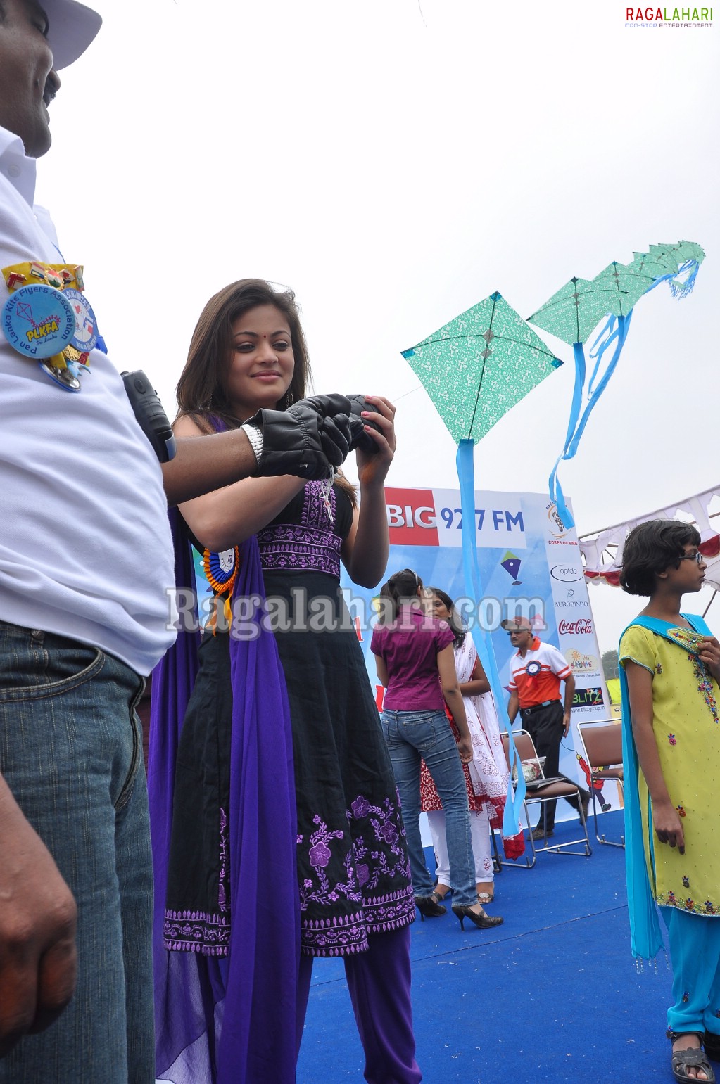 Madhu Shalini & Sneha Ullal at Ashray-Akruti Kite Festival