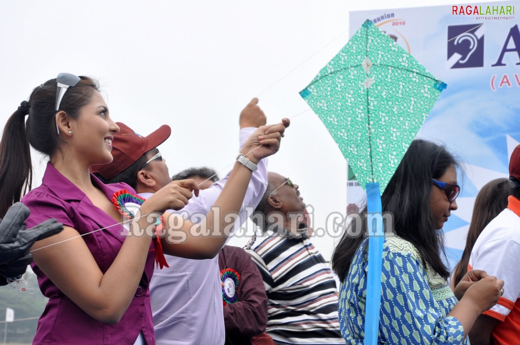 Madhu Shalini & Sneha Ullal at Ashray-Akruti Kite Festival