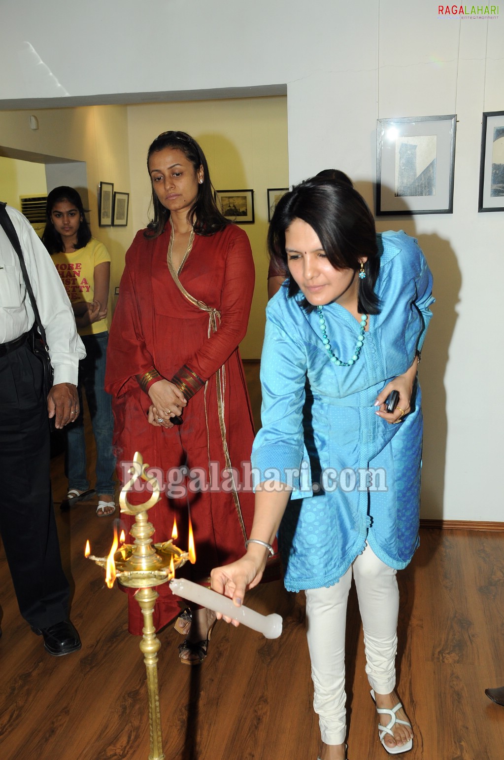 Namrata Sirodkar Inaugurates Kalakriti Art Gallery at Banjara Hills, Hyderabad