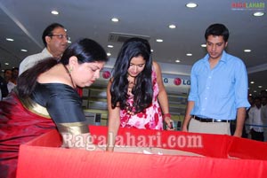 Poonam Bajwa anounces the Bajaj Electronics Bumper Draw Winner