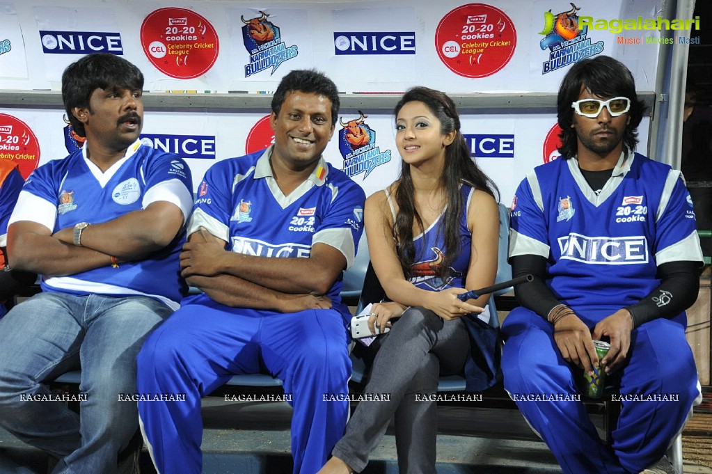 CCL 2012: Karnataka Bulldozers VS Mumbai Heroes