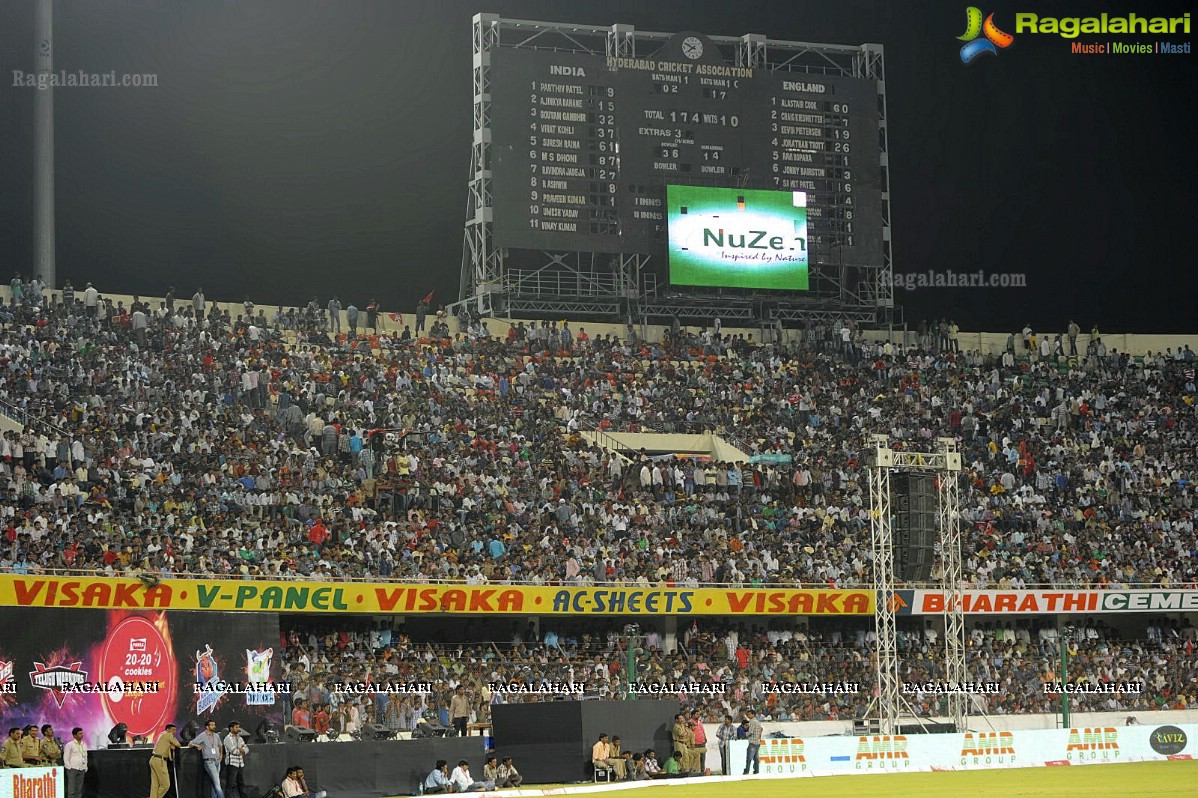 CCL 2012: Telugu Warriors VS Karnataka Bulldozers