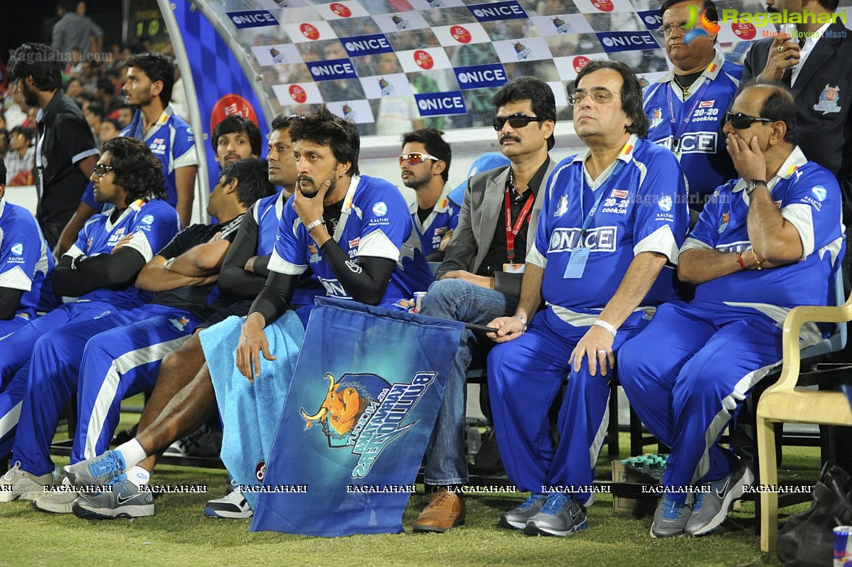 CCL 2012: Telugu Warriors VS Karnataka Bulldozers