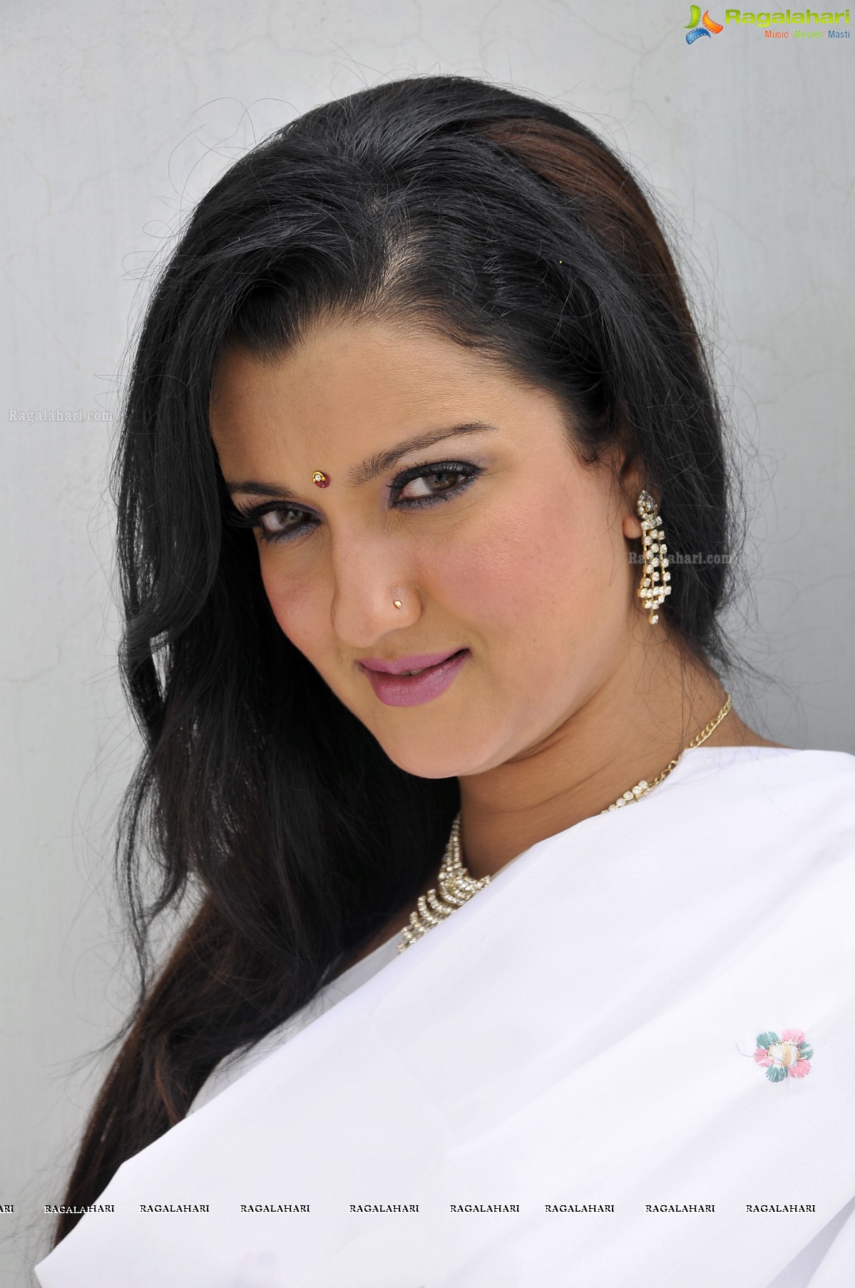 Leena Sidhu (Hi-Res)