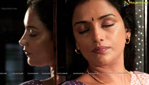 Rathinirvedam Hot Chechi Swetha Menon in Saree