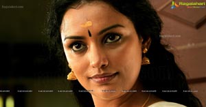 Rathinirvedam Hot Chechi Swetha Menon in Saree