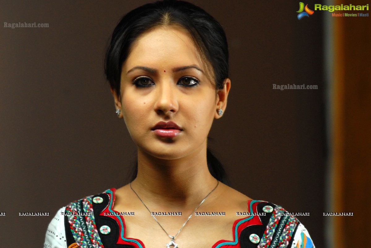 Pooja Bose (Hi-Res)