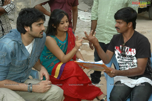 Em Chesave Nannila Working Stills