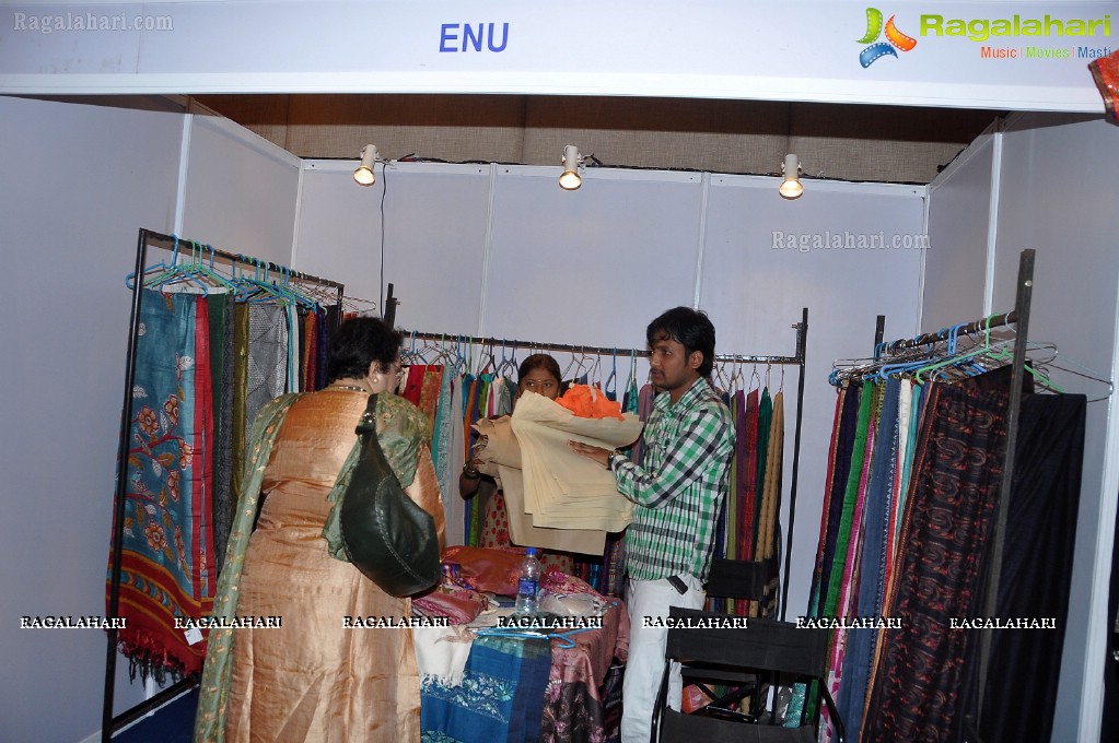 Lakshmi Prasanna inaugurates Aakruthi Vastra, Hyderabad 