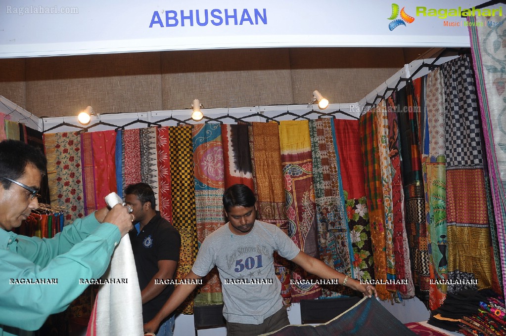 Lakshmi Prasanna inaugurates Aakruthi Vastra, Hyderabad 