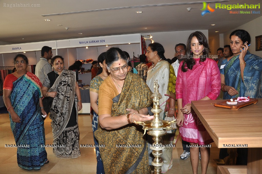 Lakshmi Prasanna inaugurates Aakruthi Vastra, Hyderabad 