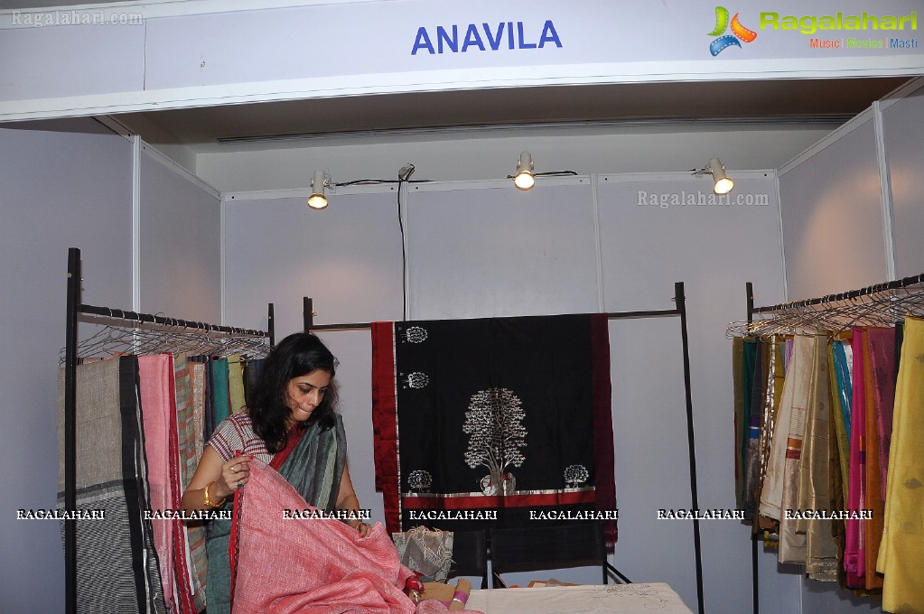 Lakshmi Prasanna inaugurates Aakruthi Vastra, Hyderabad 