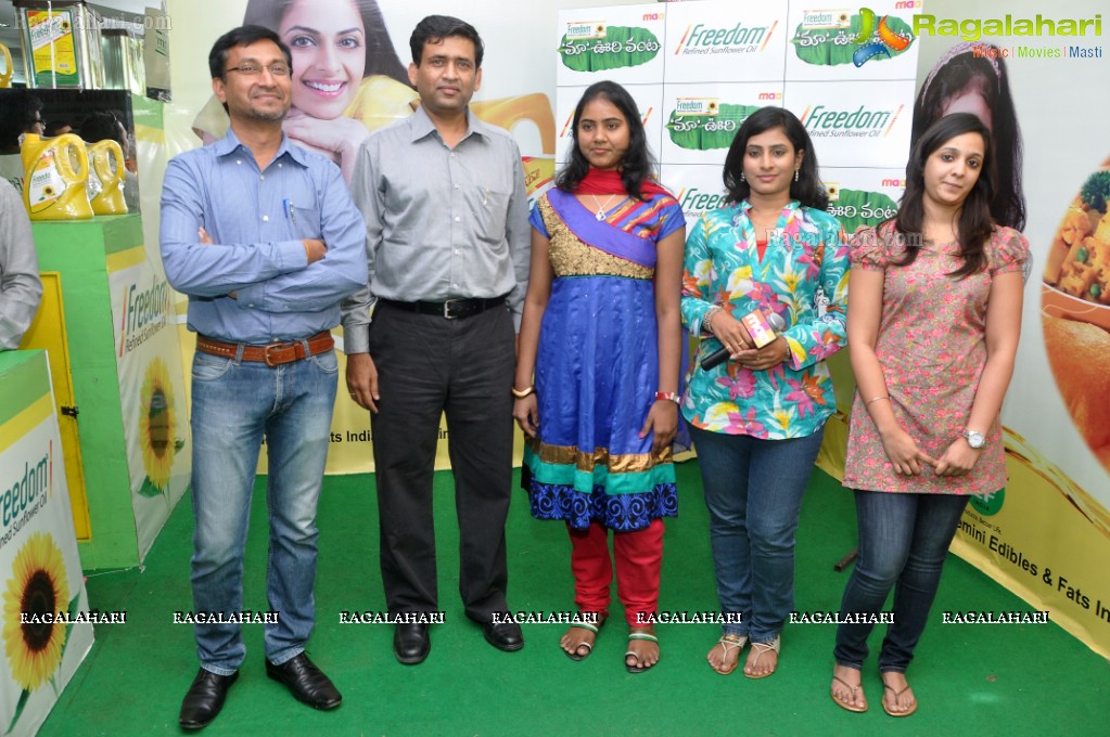 Freedom Sunflower Oil TV Anchor Hunt at Nampally Exhibition, Hyderabad