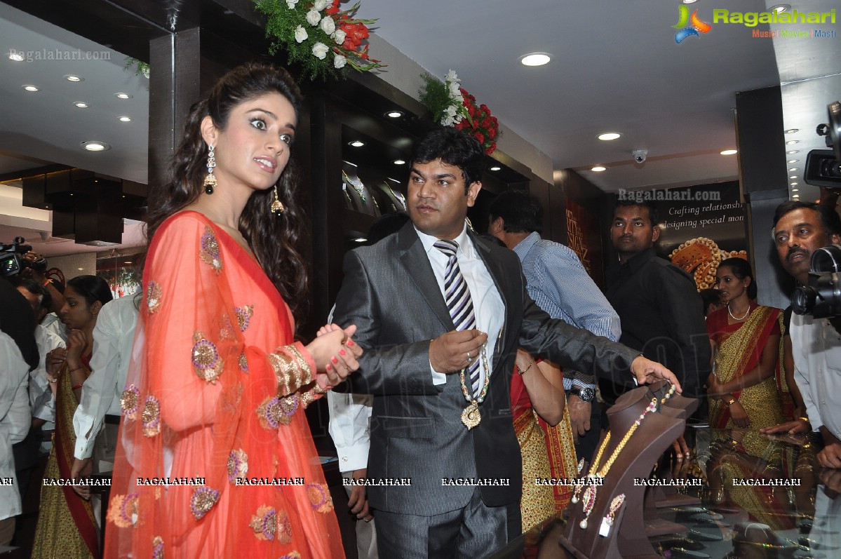 Ileana inaugurates 2nd Forever Jewellery Store, Hyderabad