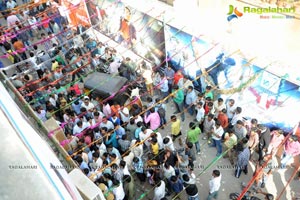 1 Nenokkadine Hungama at RTC Cross Roads