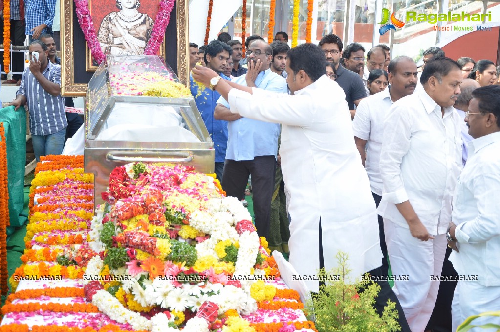 Celebrities pay homage to Dr. Akkineni Nageswara Rao