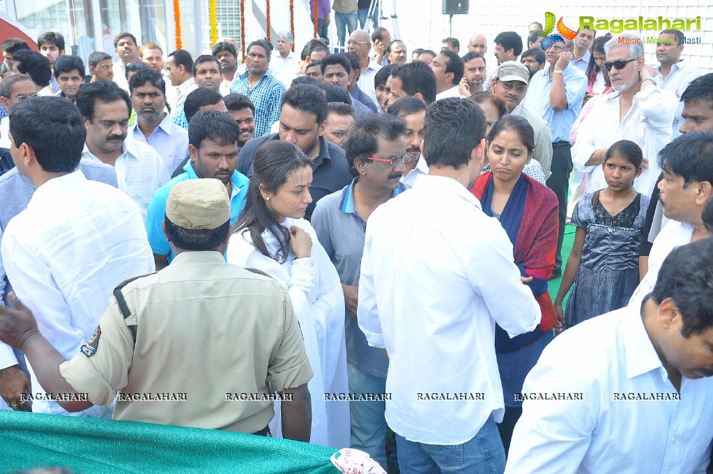 Celebrities pay homage to Dr. Akkineni Nageswara Rao