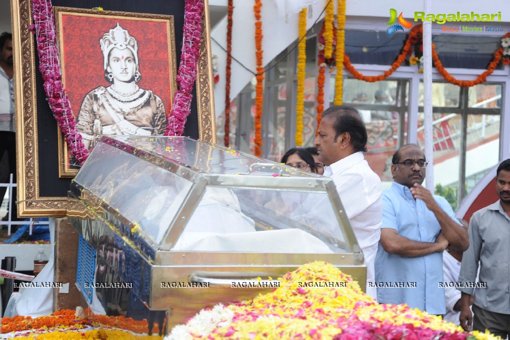 Celebrities pay homage to Dr. Akkineni Nageswara Rao