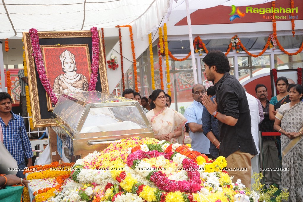 Celebrities pay homage to Dr. Akkineni Nageswara Rao